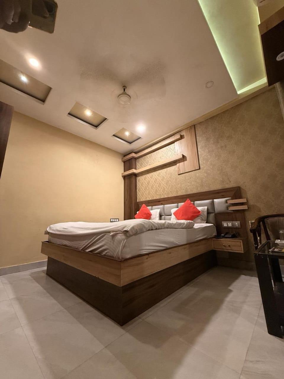 Rajkamal Palace - Near Kashi Vishwanath Temple
